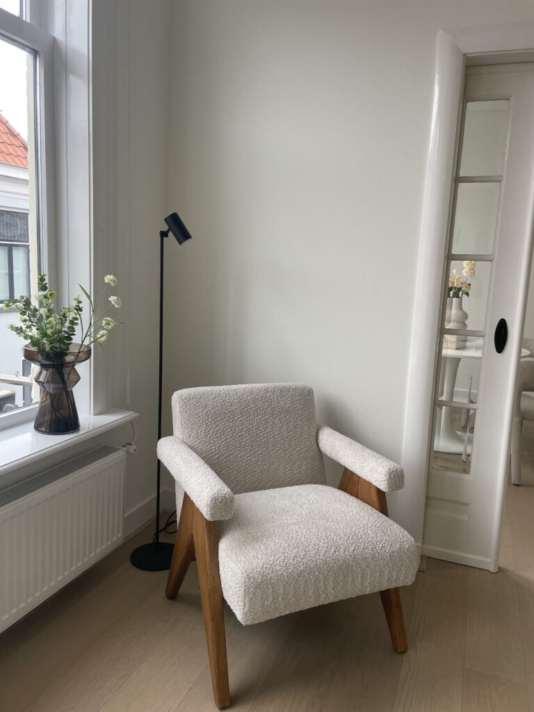 Sfeervolle woonhoek met stoel, lamp en vaas, professioneel gestyled voor verkoop door The Staging Club in Zwolle.