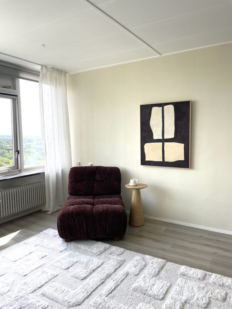 Woningstyling in Zwolle met design fauteuil en moderne wanddecoratie