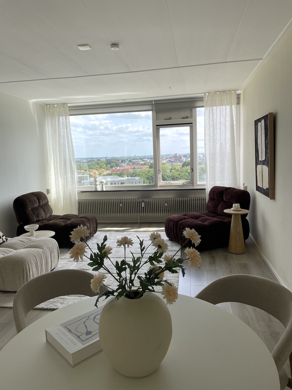 Woningstyling woonkamer en eethoek met lichte natuurlijke tinten