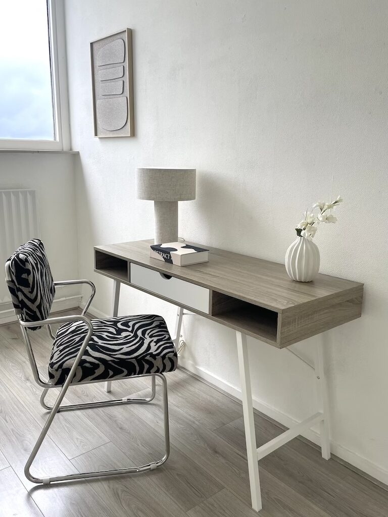 Verkoopsyling thuiswerkplek met bureau en moderne stoel