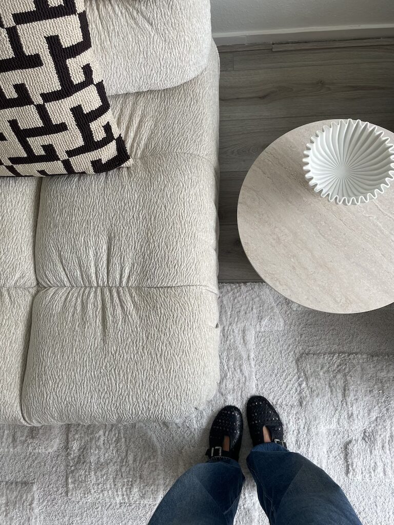 Vastgoedstyling Zwolle woonkamer met lichte design bank en moderne salontafel