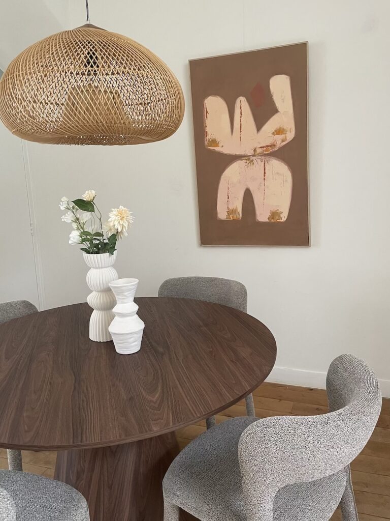 Verkoopstyling eethoek met ronde houten tafel en moderne accessoires