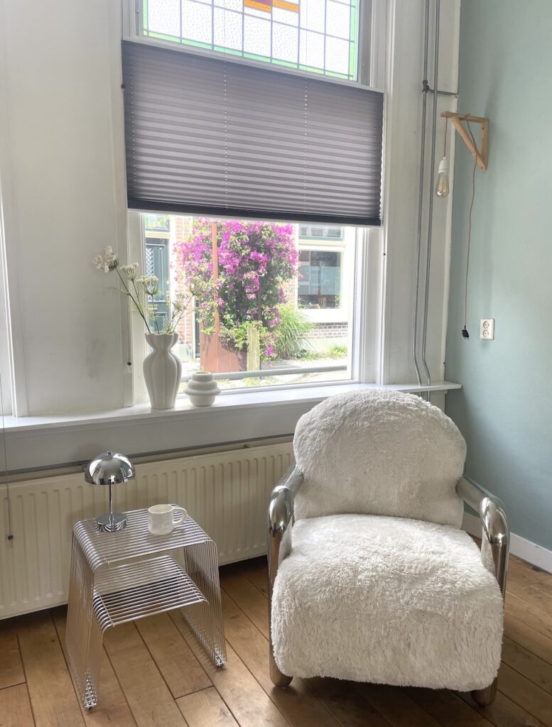 Vastgoedstyling zithoek met design stoel en leuke accessoires