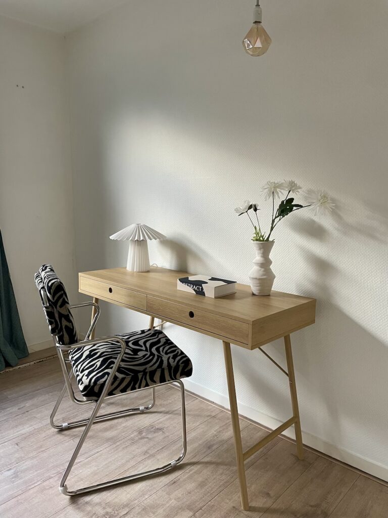 Verkoopstyling werkplek met houten bureau en stoel met zebraprint