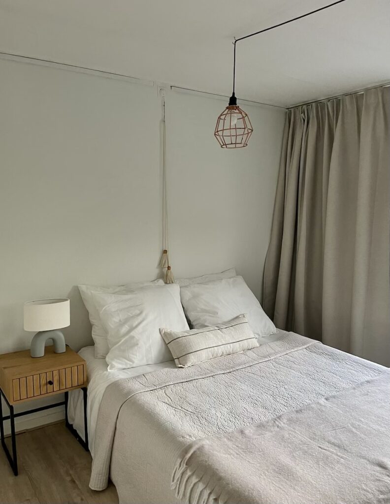Vastgoedstyling slaapkamer met neutrale tinten en sfeervolle accessoires